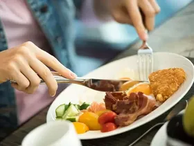 چرا بعد از خوردن غذا شکم باد می&zwnj;کند؟ | علل نفخ بعد از خوردن غذا را بشناسید