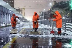 ویدئو| برف روبی و نمک&zwnj;پاشی شبانه کارکنان شهرداری مشهد (۱۲ اسفند ۱۴۰۳)