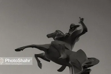 تندیس های افسانه ای شاهنامه در جلوخان آرامگاه فردوسی