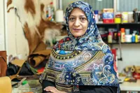 از کنج خانه تا بازار جهانی | روایت بانوی مشهدی از ورود به بازار چرم