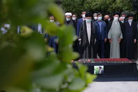 روایتی از اقامه نماز رهبر انقلاب بر پیکر مبارز قدیمی حجت&zwnj;الاسلام &laquo;سیدمحمود دعائی&raquo;+ فیلم