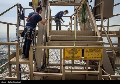 سقوط آزاد از بلندترین سکوی بانجی جامپینگ دنیا در تهران
