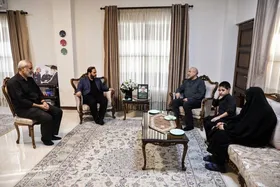 حضور قالیباف در منزل سرلشکر شهید غلامرضا محرابی