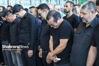 عکس‌هایی از تشییع پیکر پدر خداداد عزیزی در مشهد