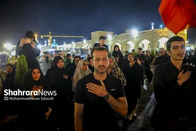 سینه‌زنان با ذکر مصیبت عزاداری می‌کنند.