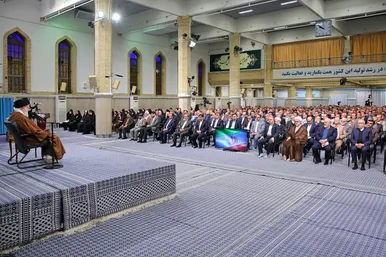 دیدار تولیدکنندگان و فعالان اقتصادی با رهبر معظم انقلاب (۱۰ بهمن ۱۴۰۲)