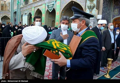 آیین تعویض پرچم گنبد حرم حضرت معصومه(س) و امام رضا (ع) به مناسبت آغاز دهه کرامت