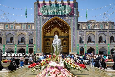 گزارش تصویری | تعویض پرچم گنبد حرم مطهر رضوی به مناسبت میلاد امام رضا(ع)