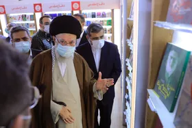 ویدئو| اهدای رمان عربی &laquo;تل أبیب سقطت&raquo; به رهبر انقلاب توسط یکی از اساتید زبان و ادبیات عرب
