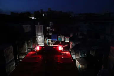 آتش سوزی گسترده در انبار لوازم خانگی در مشهد