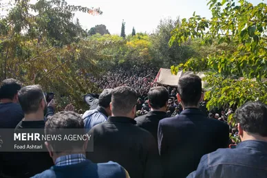 مراسم تشییع پیکر زنده‌یاد اکبر گلپایگانی در قطعه هنرمندان بهشت زهرا