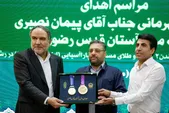 اهدای مدال طلای قهرمان مسابقات پارالمپیک به موزه حرم امام‌رضا(ع)