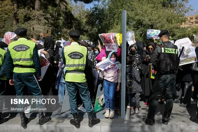 تجمع افغانستانی‌های مقیم تهران و مشهد در مقابل کنسولگری پاکستان