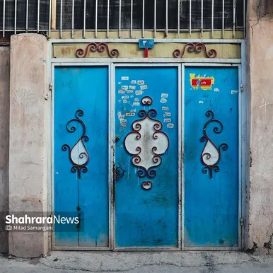 نشسته‌ام به در نگاه می‌کنم