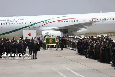 عکس‌هایی از مراسم استقبال از پیکر مطهر رئیس‌جمهور شهید در فرودگاه مشهد