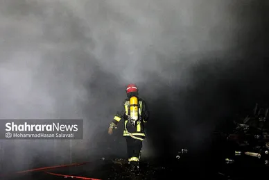 مهار حریق انبار کاغذ دیواری در مشهد
