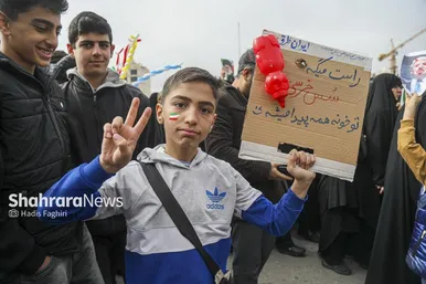 گزارش تصویری |نسل امروز، قلم به دست؛ راهپیمایی ۲۲ بهمن به روایت دست‌های کوچک و آرزوهای بزرگ