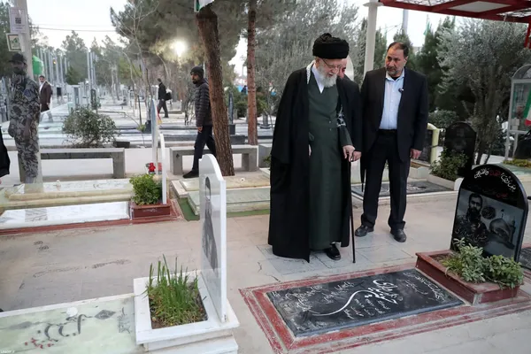 حضور رهبر معظم انقلاب در حرم مطهر امام راحل و گلزار شهدای بهشت زهرا (س) در آستانه دهه فجر (۱۱ بهمن ۱۴۰۲) + عکس