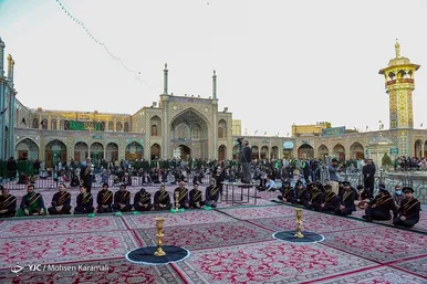 آیین تعویض پرچم گنبد حرم حضرت معصومه(س)