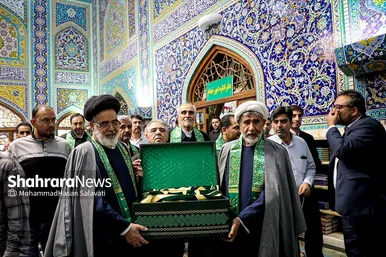 مراسم تعویض پرچم گنبد و پوش ضریح حرم مطهر ثامن الحجج (ع)