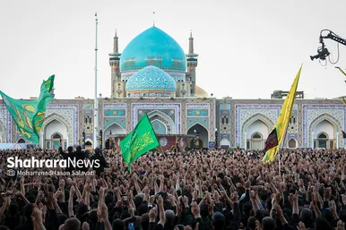 تصاویری از آئین چهارپایه خوانی عصر شهادت امام رضا (ع) در حرم مطهر رضوی