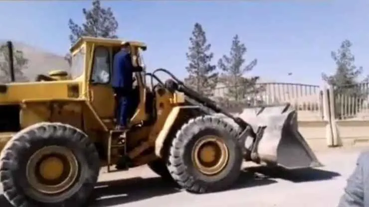 ویدئو | نماینده نجف‌آباد با لودر دیوار دانشگاه آزاد را تخریب کرد