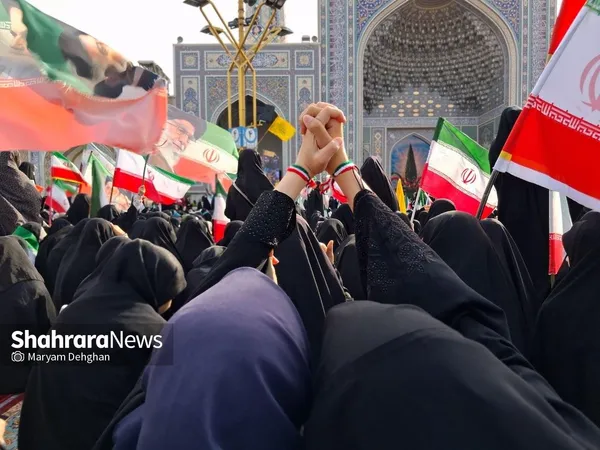 مهر وطن بر قلب | حضور پرشور دختران مشهدی در اجتماع بزرگ «مشت‌های گره کرده» در حرم مطهر رضوی + فیلم و تصاویر