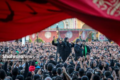 تصاویری از آئین چهارپایه خوانی عصر شهادت امام رضا (ع) در حرم مطهر رضوی