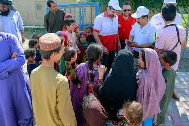 هلال احمر ایران در کنار زلزله زدگان افغانستانی
