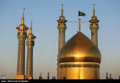 آیین تعویض پرچم گنبد حرم حضرت معصومه(س) و امام رضا (ع) به مناسبت آغاز دهه کرامت