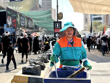 خدمت پاکبانان مشهدی به زائران اربعین در نجف اشرف