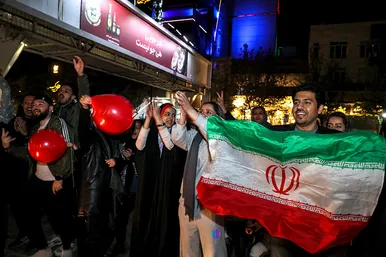 شادی مردم مشهد بعد از برد تیم ملی ایران 2