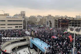 حضور پرشور و باشکوه مردم برای بیعت با سومین رهبر انقلاب اسلامی در میدان شهدا مشهد + فیلم