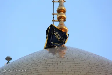آیین تعویض پرچم گنبد حرم حضرت معصومه(س)