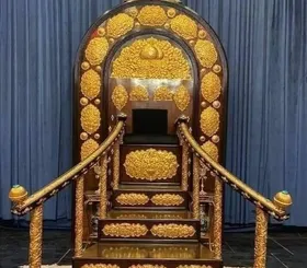 فیلم منبری از طلا در کاظمین | مقتدی صدر: این منبر باید جمع شود