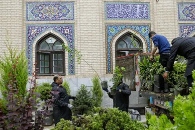 عکس‌هایی از ورود کاروان گل‌های اهدایی به حرم مطهر رضوی