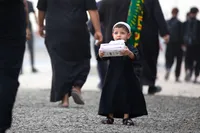 کودکان عراقی، میزبانان کوچک زائران اربعین در مسیر پیاده‌روی + فیلم و عکس