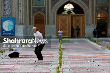 توزیع افطاری در باب الکاظم حرم مطهر امام رضا(ع)