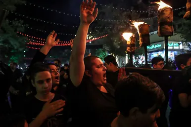 آئین سنتی مشعل گردانی نجفی‌ها در شب تاسوعا