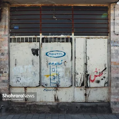 نشسته‌ام به در نگاه می‌کنم