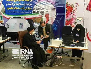 تصاویری از لحظه ثبت نام رئیس جمهور شهید در انتخابات ریاست جمهوری ۱۴۰۰