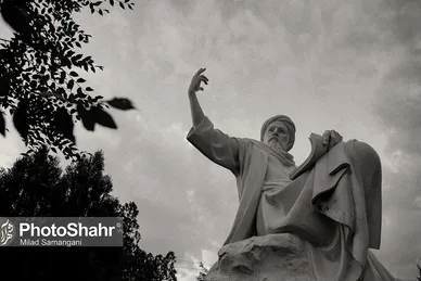 تندیس های افسانه ای شاهنامه در جلوخان آرامگاه فردوسی