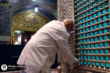 غبارروبی ضریح مطهر رضوی به مناسبت دهه کرامت