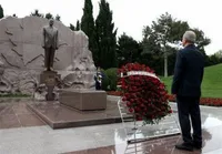 پزشکیان به آرامگاه حیدر علی‌اف ادای احترام کرد