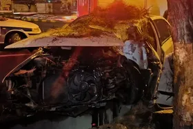 برخورد یک خودروی سواری با یک درخت در مشهد