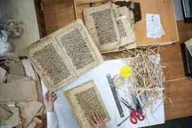 مرمت ۱۰۰۰ نسخه خطی در کتابخانه آستان قدس رضوی در هر سال | این آثار چگونه آسیب&zwnj;زدایی می&zwnj;شوند؟