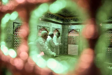 غبارروبی مضجع منور امام رضا(ع)