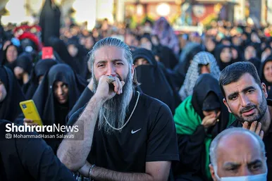 تصاویری از آئین چهارپایه خوانی عصر شهادت امام رضا (ع) در حرم مطهر رضوی