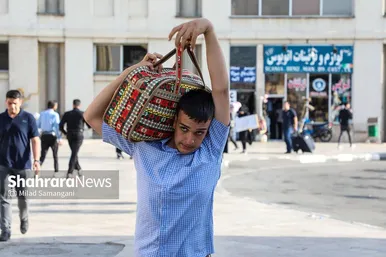 بازگشت زائران پیاده از طریق پایانه مسافربری مشهد در روز پایانی صفر