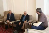 هدایای متبرک آیت‌الله سیستانی به دو جانباز یگان موشکی اهدا شد